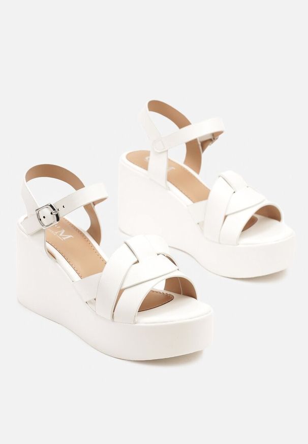 Born2be - Białe Sandały na Koturnie Ozdobione Paskami Olavina. Zapięcie: pasek. Kolor: biały. Materiał: jeans. Wzór: aplikacja. Sezon: lato, wiosna. Obcas: na koturnie. Styl: elegancki, klasyczny