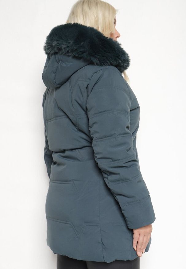 Born2be - Ciemnozielona Kurtka Pikowana z Nieodpinanym Kapturem i Futerkiem Tintalla. Okazja: na co dzień. Kolor: zielony. Materiał: futro. Sezon: zima. Styl: casual, elegancki