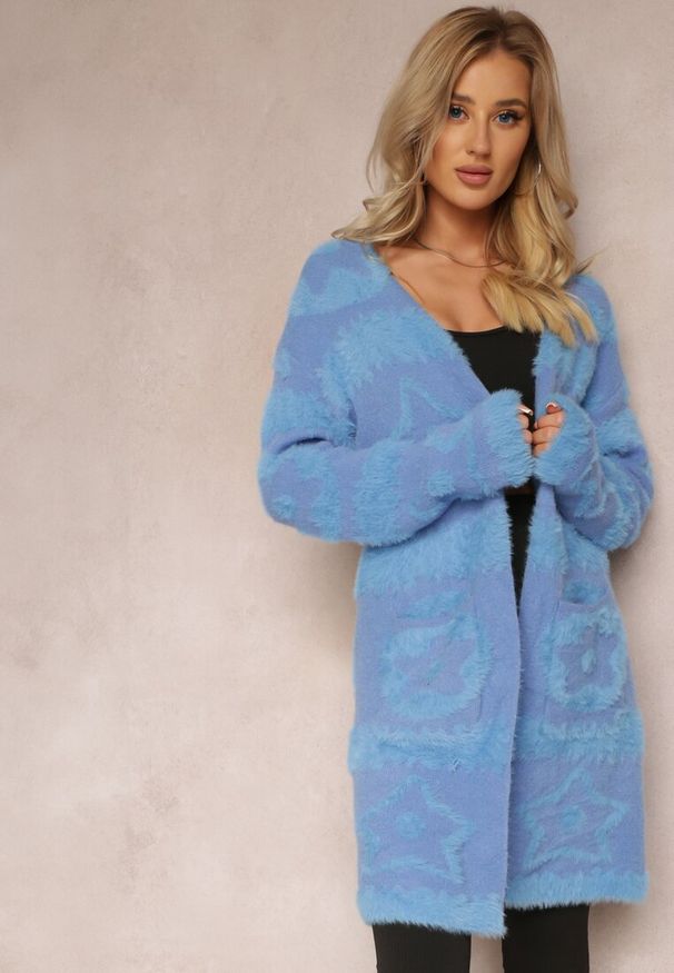 Renee - Niebieski Długi Kardigan Puszysty Aborra. Kolekcja: plus size. Kolor: niebieski. Materiał: dzianina, tkanina. Długość: długie. Wzór: aplikacja