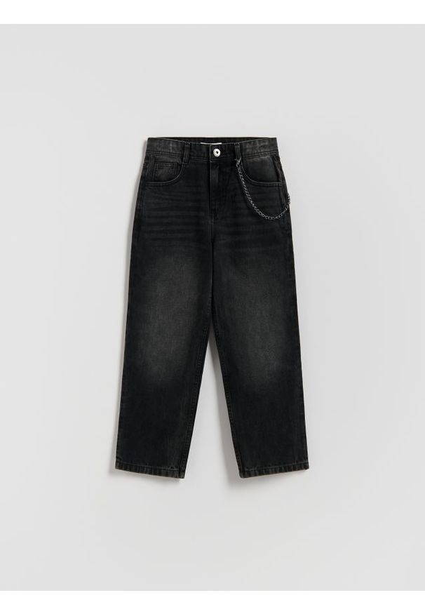 Reserved - Jeansy baggy z łańcuchem - czarny. Kolor: czarny