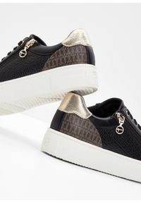 bonprix - Sneakersy Tamaris. Kolor: czarny. Wzór: aplikacja #2