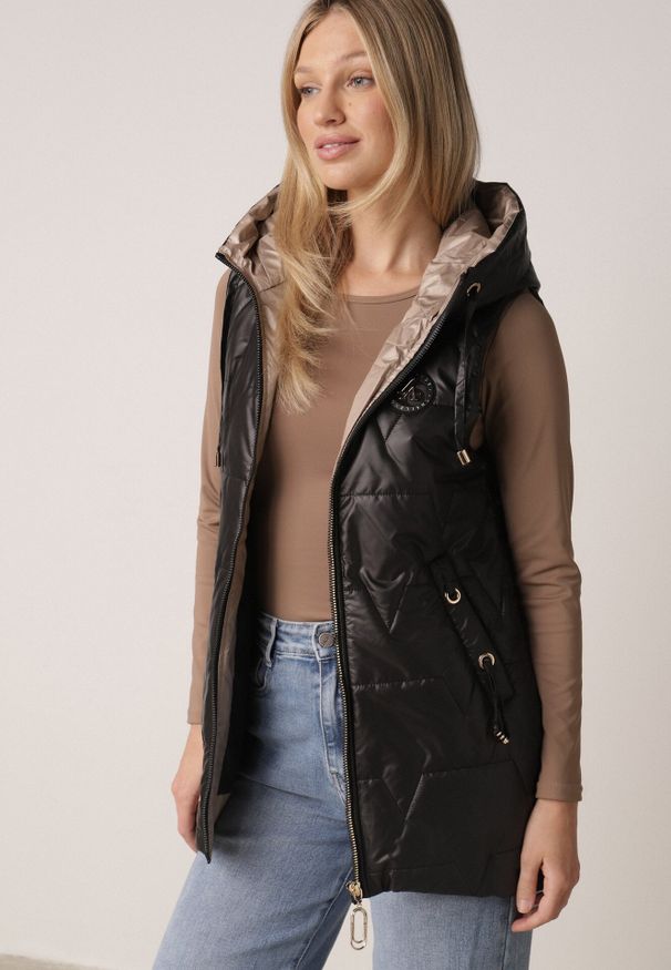 Born2be - Czarna Pikowana Kamizelka o Długim Kroju z Nieodpinanym Kapturem i Aplikacją Koretes. Okazja: na co dzień. Kolor: czarny. Materiał: prążkowany, poliester. Długość: długie. Wzór: aplikacja. Styl: casual