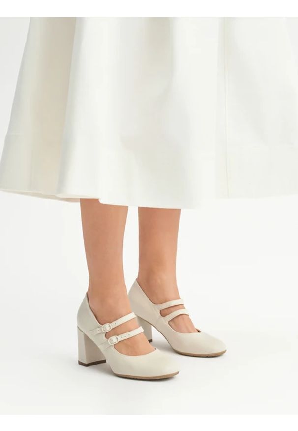 Ryłko - Kremowe czółenka damskie z dekoracyjnymi paskami. Zapięcie: pasek. Kolor: beżowy. Materiał: skóra. Obcas: na obcasie. Styl: street. Wysokość obcasa: średni