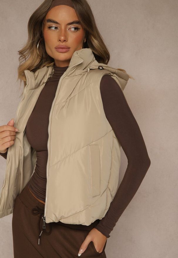 Renee - Ciemnobeżowa Pikowana Kamizelka Casual z Kapturem Olanissa. Okazja: na co dzień. Typ kołnierza: kaptur. Kolor: beżowy. Materiał: poliester. Styl: casual