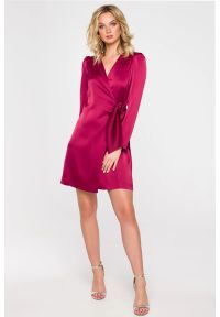 Sukienki.shop - Sukienka satynowa kopertowa mini z wiązaniem w talii bordowa. Okazja: na ślub cywilny, na wesele, na imprezę. Kolor: zielony, czerwony. Materiał: satyna. Typ sukienki: kopertowe. Styl: wizytowy. Długość: mini #1