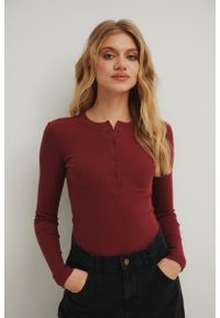 Marsala - Dopasowany top z dekoltem na zatrzaski w kolorze MARSALA- MOODY NAP-XL. Materiał: materiał, bawełna, elastan, prążkowany, dzianina. Długość rękawa: długi rękaw. Długość: długie. Wzór: melanż