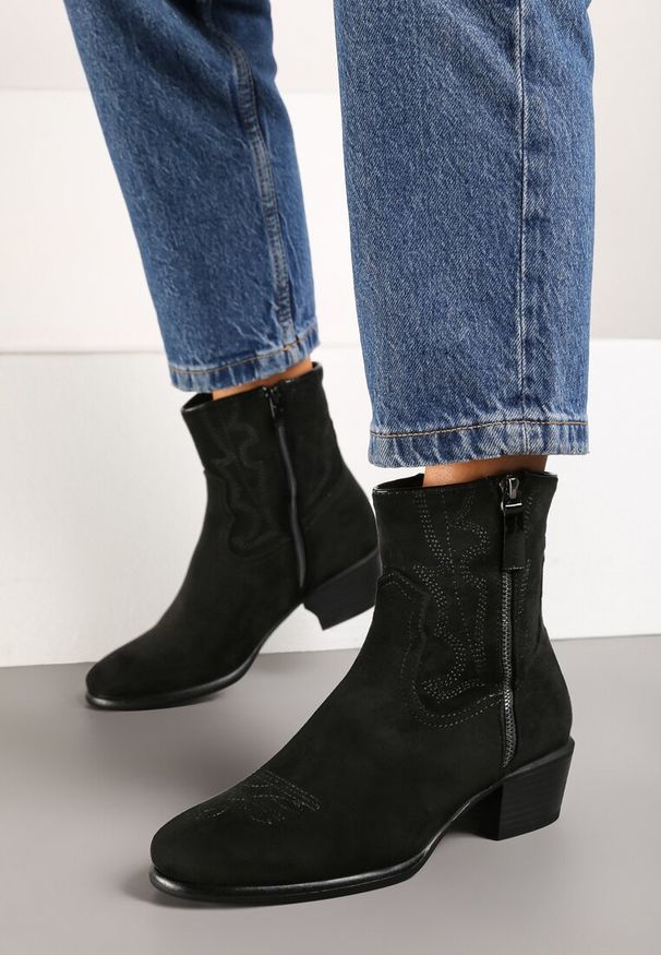 Renee - Czarne Botki Kowbojki z Delikatnym Haftem na Słupku Malwida. Okazja: na co dzień. Kolor: czarny. Materiał: jeans. Wzór: haft. Obcas: na słupku. Styl: elegancki, casual
