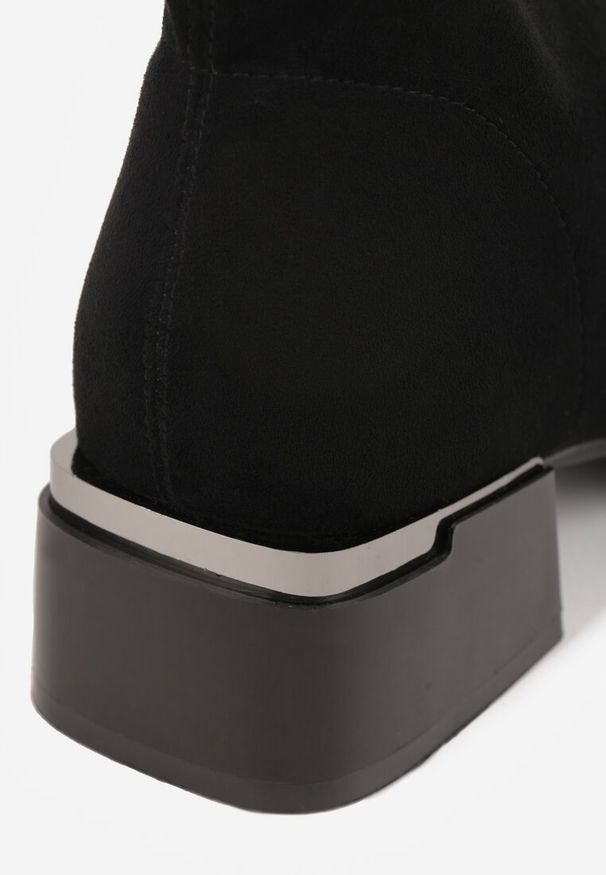 Renee - Czarne Botki na Słupku Ozdobione Metalicznym Wykończeniem Irialan. Okazja: na co dzień. Kolor: czarny. Materiał: jeans. Wzór: aplikacja. Obcas: na słupku. Styl: elegancki, casual