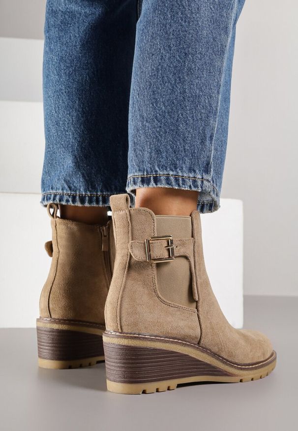 Born2be - Ciemnobeżowe Botki na Koturnie Ozdobione Paskiem z Klamrą Apanella. Okazja: na co dzień. Zapięcie: klamry. Kolor: beżowy. Materiał: jeans. Wzór: aplikacja. Obcas: na koturnie. Styl: elegancki, casual