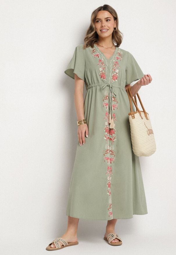Born2be - Zielona Bawełniana Sukienka Boho o Rozkloszowanym Kroju z Haftem i Frędzlami Modixa. Okazja: na co dzień. Typ kołnierza: dekolt w serek. Kolor: zielony. Materiał: bawełna. Długość rękawa: krótki rękaw. Wzór: haft. Typ sukienki: rozkloszowane. Styl: boho