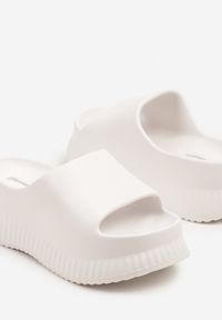 Born2be - Białe Piankowe Klapki na Grubej Podeszwie z Tłoczeniami Hasalla. Okazja: na spacer. Kolor: biały. Materiał: jeans. Sezon: lato #4