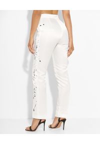 JOANNA MUZYK - Białe spodnie z kontrastową farbą. Okazja: na co dzień, do pracy. Kolor: biały. Materiał: jedwab, materiał, wiskoza. Długość: długie. Wzór: aplikacja. Styl: casual #3