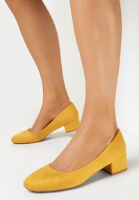 Born2be - Żółte Czółenka Blakeli. Nosek buta: okrągły. Zapięcie: bez zapięcia. Kolor: żółty. Szerokość cholewki: normalna. Wzór: jednolity. Materiał: jeans, zamsz. Obcas: na obcasie. Styl: klasyczny. Wysokość obcasa: średni #1