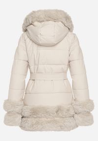 Born2be - Jasnobeżowa Taliowana Kurtka z Paskiem Kapturem i Ozdobnym Futrem Rainaria. Okazja: na co dzień, do pracy, na spotkanie biznesowe. Kolor: beżowy. Materiał: futro. Styl: casual, elegancki, biznesowy, retro #6