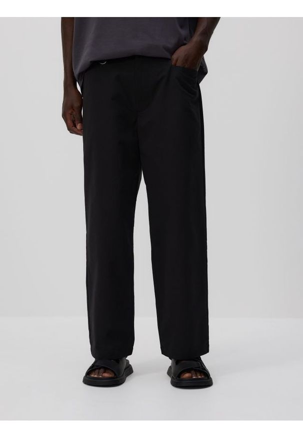 Reserved - Gładkie spodnie chino - czarny. Kolor: czarny. Materiał: bawełna. Wzór: gładki