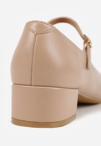 Renee - Ciemnobeżowe Czółenka na Słupku Mary Jane Ozdobione Paskami Omevira. Okazja: na co dzień. Zapięcie: pasek. Kolor: beżowy. Materiał: dzianina. Wzór: aplikacja. Obcas: na słupku. Styl: casual, elegancki #5