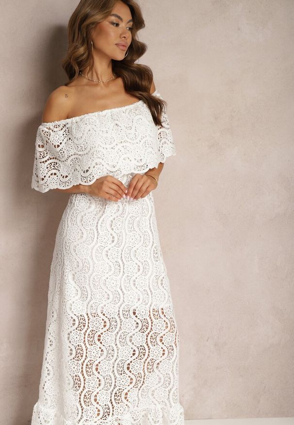 Renee - Biała Ażurowa Sukienka z Bawełny z Dekoltem Hiszpanką Wykończona Gumką w Talii Helavia. Okazja: na spacer. Typ kołnierza: dekolt hiszpanka. Kolor: biały. Materiał: bawełna. Wzór: ażurowy. Sezon: lato. Styl: elegancki