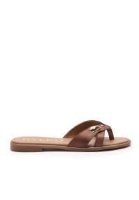 Ryłko - Ciemnobrązowe japonki z ozdobą. Okazja: na co dzień. Nosek buta: okrągły. Kolor: brązowy. Materiał: skóra. Wzór: aplikacja. Sezon: lato. Styl: elegancki, casual #1