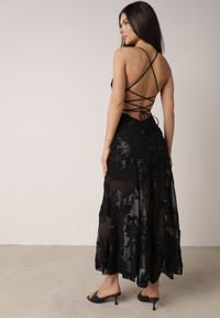 Born2be - Czarna Koktajlowa Sukienka Siateczkowa z Odkrytymi Plecami z Wiązaniem Cezelle. Kolor: czarny. Materiał: materiał. Wzór: aplikacja, kwiaty. Styl: wizytowy #8