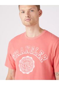 Wrangler - WRANGLER COLLEGIATE TEE MĘSKI T-SHIRT KOSZULKA NADRUK LOGO SPICED CORAL W7E0EJX6Y. Wzór: nadruk #4