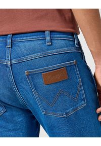 Wrangler - WRANGLER MĘSKIE SPODNIE JEANSOWE GREENSBORO AZURE SKY 112358222 W15Q017440