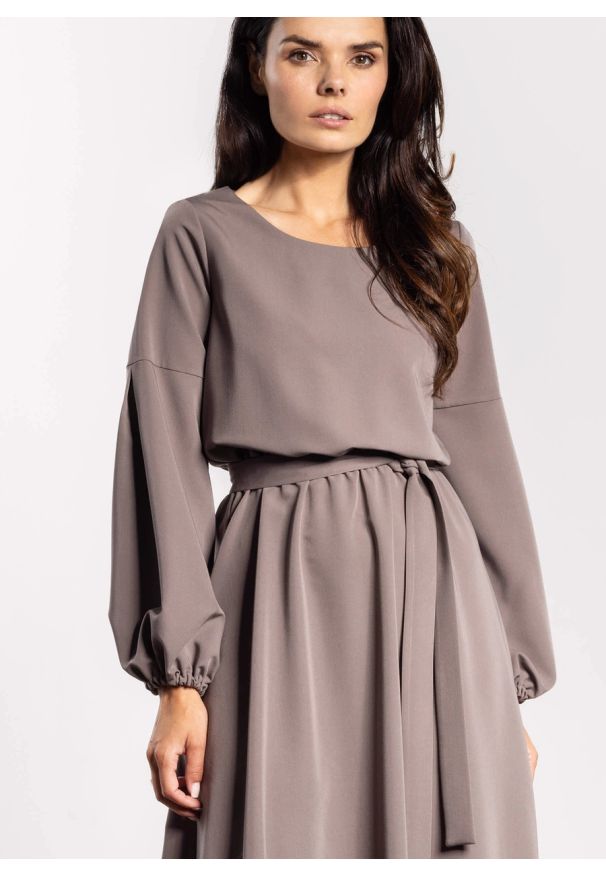 Infinite You - Elegancka sukienka rozkloszowana z długim rękawem taupe. Okazja: do pracy. Kolor: brązowy. Długość rękawa: długi rękaw. Styl: elegancki