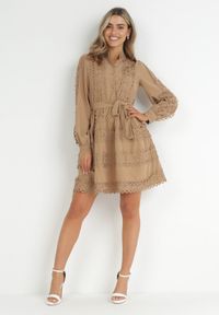 Born2be - Ciemnobeżowa Sukienka Koszulowa z Wiązanym Paskiem i Ażurowymi Taśmami Dimi. Typ kołnierza: kołnierzyk stójkowy. Kolor: beżowy. Materiał: materiał. Wzór: ażurowy. Typ sukienki: koszulowe. Długość: mini #4