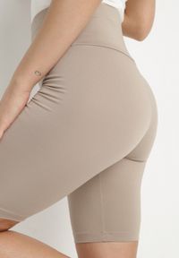 Born2be - Beżowe Szorty Kolarki z Wysokim Stanem Nalirelle. Okazja: na co dzień. Stan: podwyższony. Kolor: beżowy. Styl: klasyczny, elegancki, casual #2