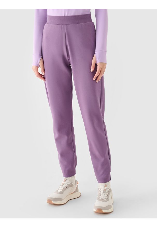 4f - 4F Spodnie dresowe joggery damskie - fioletowe XXL. Kolor: fioletowy. Materiał: dresówka. Wzór: gładki, ze splotem. Sport: fitness
