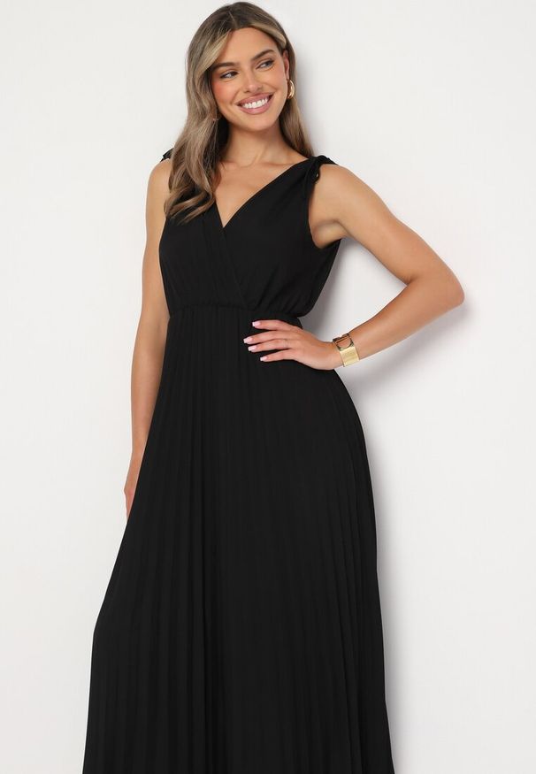 Born2be - Czarna Plisowana Sukienka z Bawełną i Wiskozą o Rozkloszowanym Kroju z Gumką w Talii Xefia. Okazja: na co dzień, na spotkanie biznesowe. Kolor: czarny. Materiał: wiskoza, bawełna. Sezon: wiosna, lato. Styl: klasyczny, casual, biznesowy