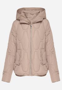 Born2be - Ciemnobeżowa Pikowana Kurtka z Materiałowym Kapturem i Kieszeniami Ravalynne. Okazja: na co dzień, na spacer. Kolor: beżowy. Materiał: materiał. Styl: sportowy, klasyczny, casual, elegancki #4