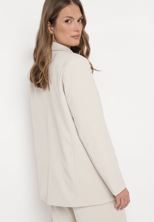 Born2be - Beżowa Pudełkowa Marynarka z Kieszeniami z Klapami i Guzikiem Marviana. Kolor: beżowy