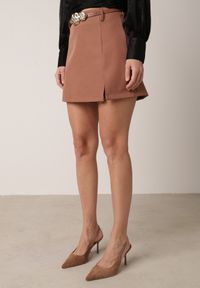 Born2be - Brązowe Spódnico-Szorty z Wysokim Stanem Paskiem i Metaliczną Ozdobą Narnllea. Okazja: na co dzień. Stan: podwyższony. Kolor: brązowy. Materiał: jeans. Wzór: aplikacja. Styl: casual, elegancki, klasyczny #7