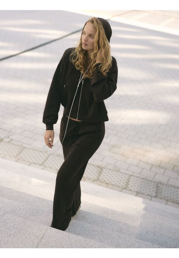 Reserved - Spodnie z szeroką nogawką - ciemnobrązowy. Kolor: brązowy. Materiał: dzianina