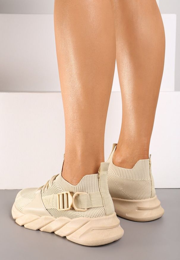 Renee - Beżowe Buty Sportowe Aphrasio. Okazja: na co dzień. Wysokość cholewki: przed kostkę. Kolor: beżowy. Materiał: materiał. Szerokość cholewki: normalna. Wzór: aplikacja, jednolity