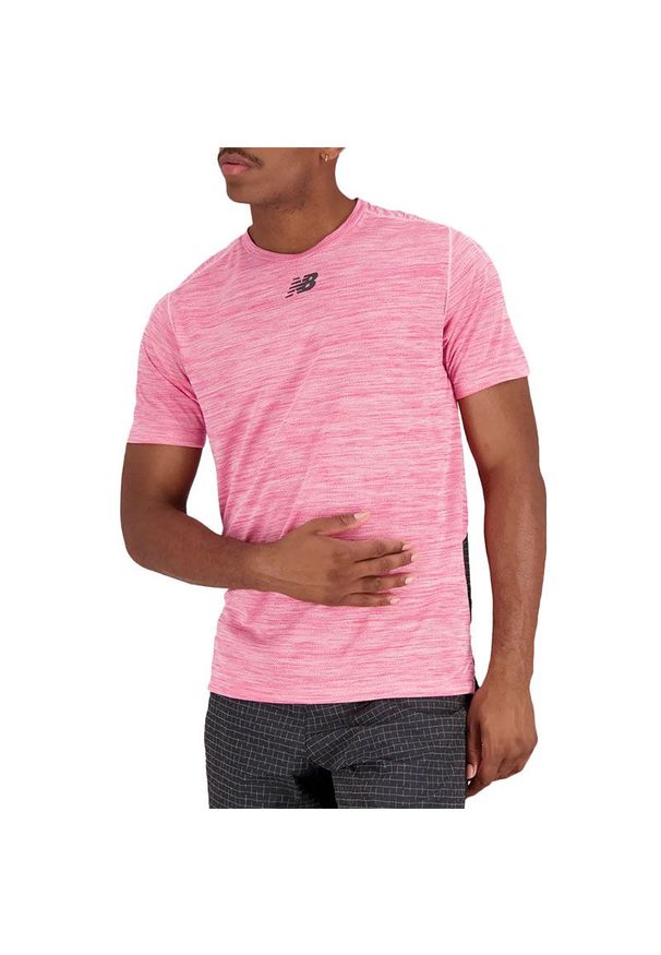Koszulka New Balance MT31251SOI - różowa. Kolor: różowy. Materiał: poliester, materiał. Długość rękawa: krótki rękaw. Długość: krótkie. Sezon: lato. Sport: fitness