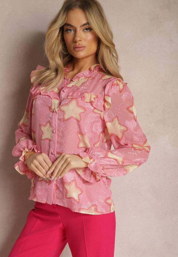 Renee - Różowa Koszula Ozdobiona Falbankami i Wzorem w Gwiazdki Limixa. Okazja: na co dzień. Typ kołnierza: kołnierz z falbankami. Kolor: różowy. Materiał: tkanina. Długość: długie. Wzór: aplikacja. Styl: casual