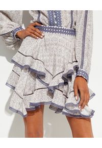 IXIAH AUSTRALIA - Mini spódnica Outbloom. Kolor: biały. Wzór: nadruk, haft, aplikacja
