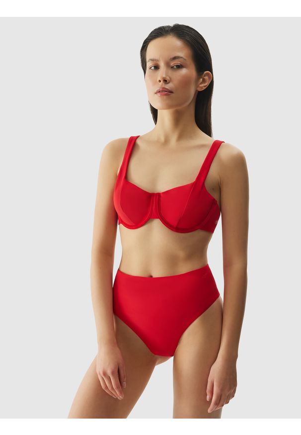 4f - Góra od bikini damska - czerwona. Kolor: czerwony. Materiał: syntetyk, elastan, materiał, włókno, dzianina. Wzór: jednolity