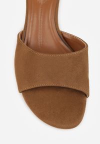 Renee - Ciemnobeżowe Klapki VICES na Obcasie Typu Kaczuszka z Imitacji Drewna Sacredgem. Okazja: do pracy. Kolor: beżowy. Materiał: jeans. Obcas: na obcasie. Wysokość obcasa: średni #6