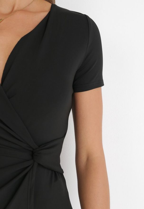 Born2be - Czarna Bluzka z Kopertowym Dekoltem i Ozdobnym Węzłem Jazel. Kolor: czarny. Sezon: wiosna, lato