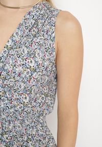 Born2be - Granatowo-Beżowa Sukienka z Elastycznej Bawełny z Asymetrycznym Dołem i Gumką w Pasie Penelorea. Okazja: na spacer, na co dzień. Typ kołnierza: dekolt w kształcie V. Kolor: niebieski. Materiał: bawełna. Typ sukienki: asymetryczne. Styl: elegancki, casual #3