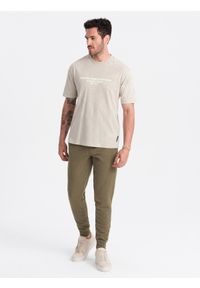 Ombre Clothing - Męskie bawełniane spodnie dresowe joggery BASIC – oliwkowe V2. Okazja: na co dzień. Kolor: oliwkowy. Materiał: dresówka, bawełna. Wzór: aplikacja. Styl: sportowy, casual, elegancki #3