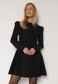 Born2be - Czarna Rozkloszowana Sukienka Ozdobiona Metaliczną Aplikacją Eleslie. Okazja: na randkę, na imprezę. Kolor: czarny. Wzór: aplikacja. Styl: elegancki #2