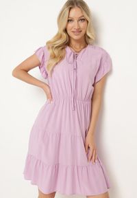 Born2be - Fioletowa Sukienka z Gumką w Pasie Ozdobiona Falbanką i Wiązana Materiałowym Paskiem Tiamalou. Typ kołnierza: dekolt w łódkę. Kolor: fioletowy. Materiał: materiał. Długość rękawa: krótki rękaw. Wzór: aplikacja #1