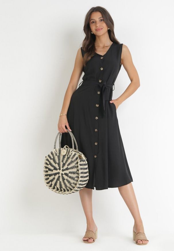 Born2be - Czarna Trapezowa Sukienka z Wiązanym Paskiem Brystia. Kolor: czarny. Materiał: materiał. Sezon: wiosna, lato. Typ sukienki: trapezowe