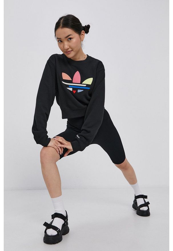adidas Originals - Bluza bawełniana. Kolor: czarny. Materiał: bawełna. Wzór: aplikacja