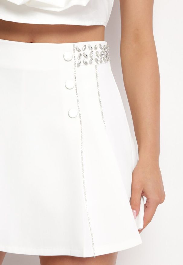 Born2be - Biała Rozkloszowana Spódnica Mini z Guzikami Allsa. Kolor: biały