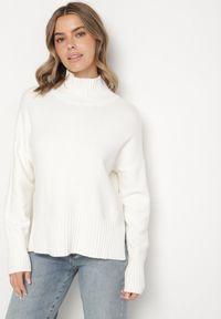 Born2be - Biały Gładki Golf w Klasycznym Stylu Ralenatia. Okazja: na co dzień. Typ kołnierza: golf. Kolor: biały. Materiał: skóra, jeans. Długość rękawa: długi rękaw. Długość: długie. Wzór: gładki. Styl: klasyczny #4