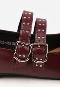 Renee - Bordowe Balerinki Vices w Rockowym Stylu z Paskami i Sprzączkami Kikirae. Okazja: na co dzień. Zapięcie: pasek. Kolor: czerwony. Materiał: skóra, jeans. Wzór: aplikacja. Styl: rockowy #3